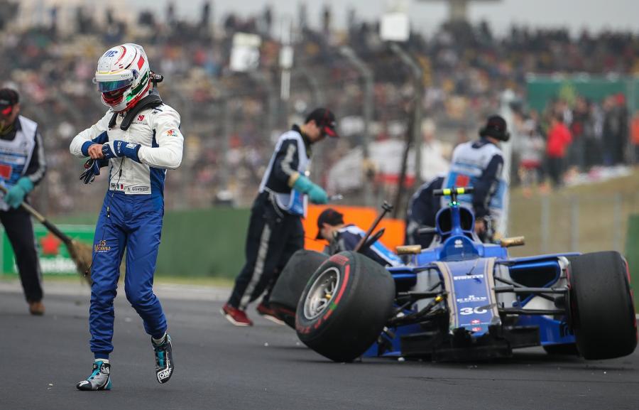 Antonio Giovinazzi roztrzaskał bolid. Na szczęście kierowca wyszedł z tego bez szwanku