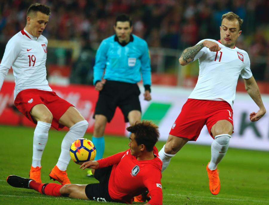 Piotr Zieliński (L) oraz Kamil Grosicki (P) i Hyun-soo Jang