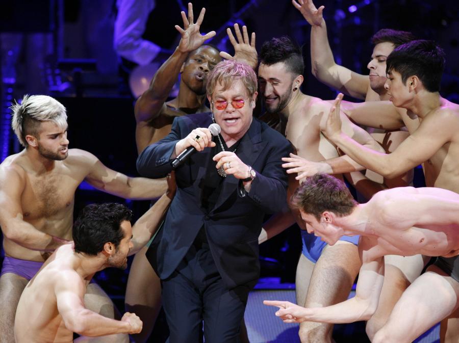 Elton John śpiewający "Like A Virgin" Madonny w towarzystwie półnagich tancerzy w nowojorskiej Carnegie Hall (13 maja 2010)