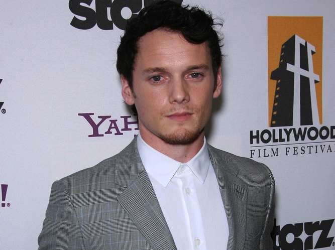 10. Anton Yelchin ratował świat przed "Postrachem nocy"