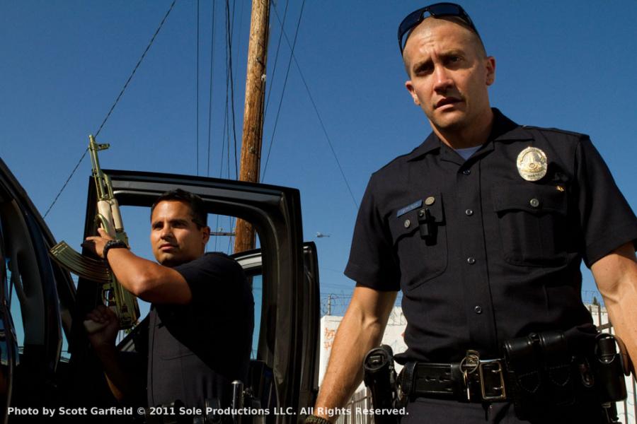 Jake Gyllenhaal i Michael Pena w filmie "Bogowie ulicy"