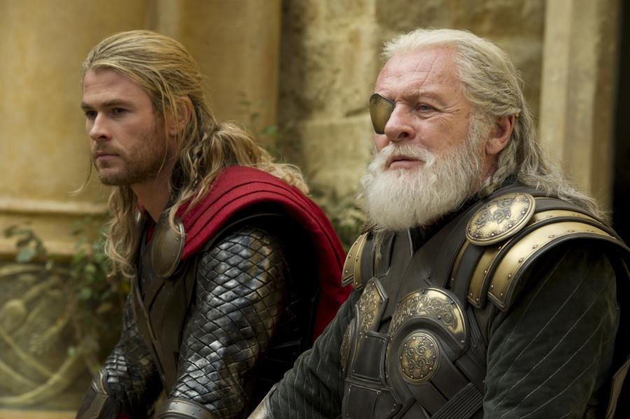 Chris Hemsworth i Anthony Hopkins w filmie "Thor: Mroczny świat"