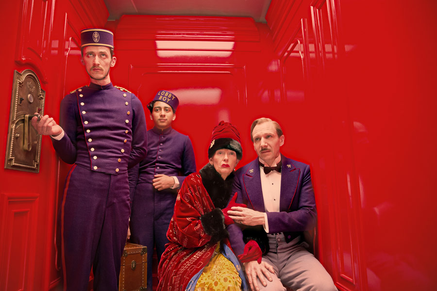 Ralph Fiennes i ucharakteryzowana nie do poznania Tilda Swinton w filmie "Grand Budapest Hotel"