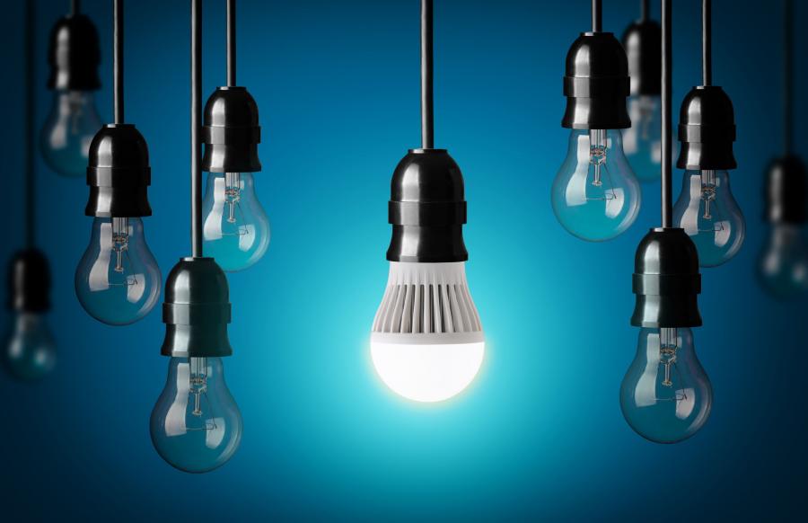 Żarówka LED na tle zwykłych żarówek