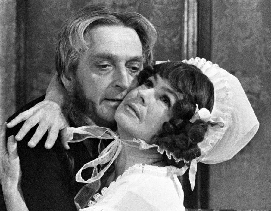 Czesław Wołłejko i Danuta Szaflarska w spektaklu Teatru Telewizji "Rybka we czworo" w 1969 roku