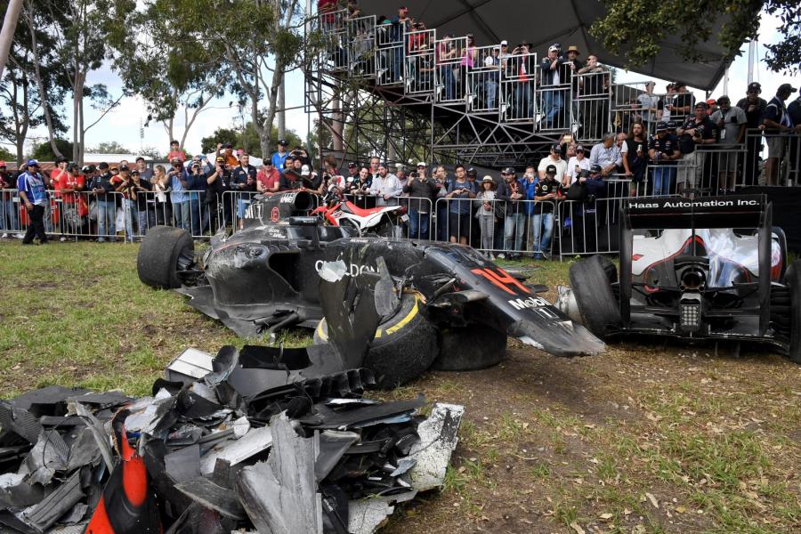 Tego nie da się wyklepać. Z bolidu Fernando Alonso zostały tylko szczątki
