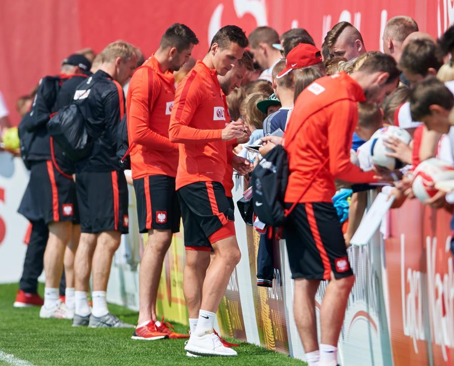 Euro 2016: Żony polskich piłkarzy nie spuszczają wzroku ze swoich mężów nawet podczas treningów