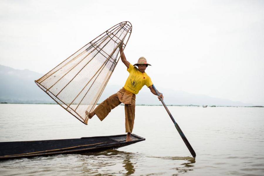 Rybak na jeziorze Inle Lake, Birma; fot. T. Bogusz / "Pirania na kolację"