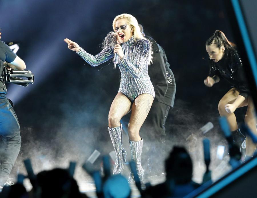 Lady Gaga podczas występu na Superbowl